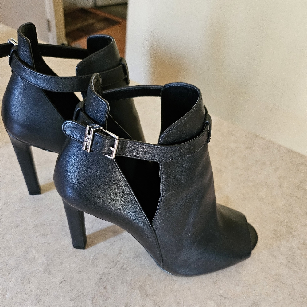 Michael kors Lawson leather open toe botie  size 7